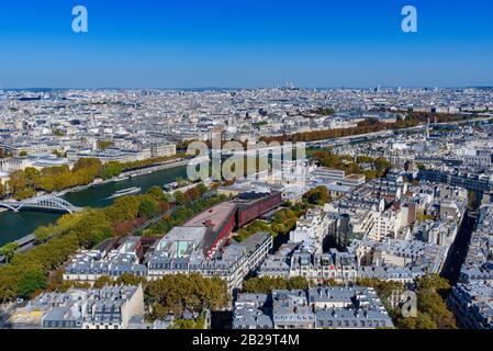 Vue aérienne sur la Seine et la ville de Paris depuis la Tour Eiffel, Paris, France, Europe Banque D'Images