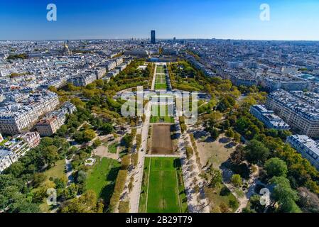 Vue aérienne du parc champ de Mars depuis la Tour Eiffel, Paris, France, Europe Banque D'Images