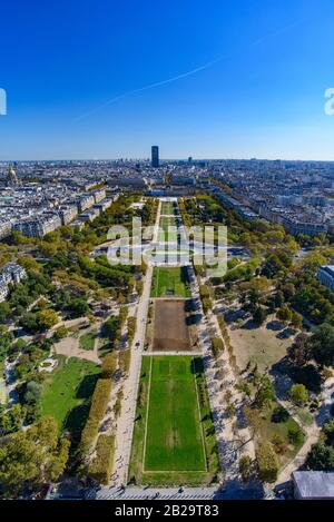 Vue aérienne du parc champ de Mars depuis la Tour Eiffel, Paris, France, Europe Banque D'Images