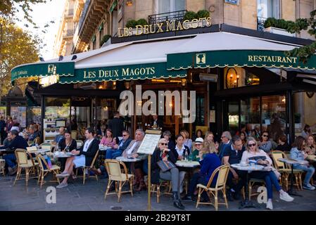 Les deux Magots, un célèbre café à Paris, France, peuvent prendre un café en plein air Banque D'Images