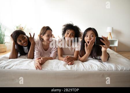 Belle femme asiatique prenant selfie avec des amis à la fête de traîneau Banque D'Images