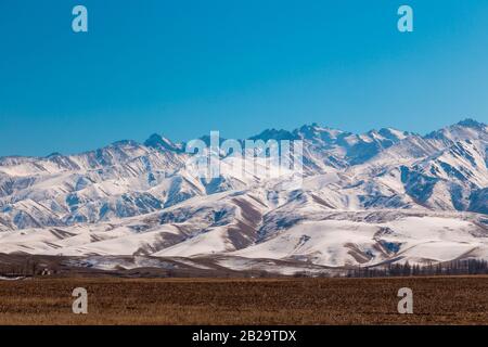 Montagnes avec fonte de neige. La fin de l'hiver, le début du printemps. Kirghizstan Tourisme et voyage Banque D'Images