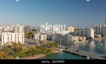 Vue aérienne sur Venetian Way et Miami Beach depuis Gibb Park, Floride Banque D'Images