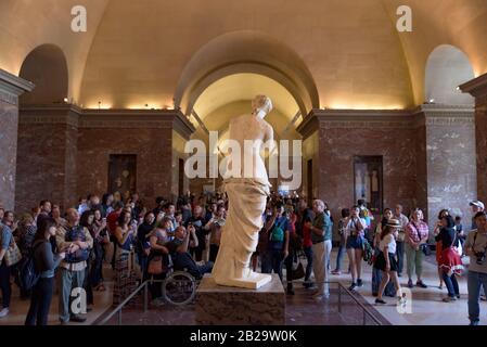 Les gens autour de Vénus de Milo (Aphrodite de Milos), l'une des sculptures grecques les plus célèbres, exposées au Musée du Louvre à Paris, France Banque D'Images