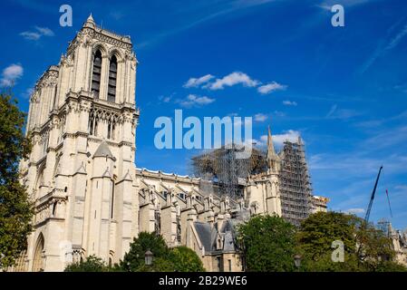 Cathédrale notre Dame en reconstruction après le feu à Paris, France Banque D'Images