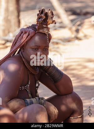 Namibie, KAMANJAB, 6 MAI: Ennuyer des femmes Himba dans le village posant aux touristes près de Kamanjab dans le nord de la Namibie, 6 mai 2018, Namibie Banque D'Images