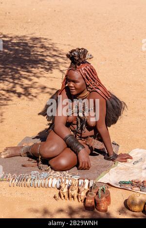 Namibie, KAMANJAB, 6 MAI: Ennuyer des femmes Himba dans le village posant aux touristes près de Kamanjab dans le nord de la Namibie, 6 mai 2018, Namibie Banque D'Images