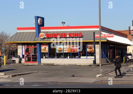 Burger King, 1940 Linden Blvd, Brooklyn, New York. Photo de la boutique New York d'un service de restauration rapide dans un restaurant de la chaîne de l'est de New York. Banque D'Images