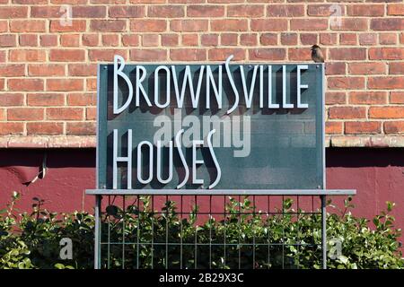 Signalisation pour la New York City Housing Authority Brownsville Houses dans le quartier de Brownsville à Brooklyn, New York, NY Banque D'Images