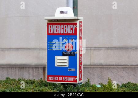 Un boîtier d'appel d'urgence sans fil de marque Call24 situé sur un campus universitaire Banque D'Images