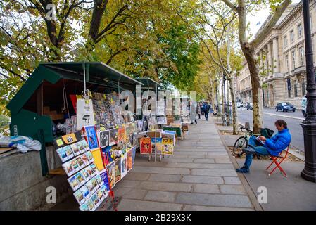 Le livre en plein air stalles sur la rive de la Seine à Paris, France Banque D'Images