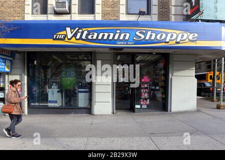 The Vitamin Shoppe, 747 Columbus Ave, New York, NY. Extérieur de la vitrine d'une vitamine, et magasin nutritionnel dans la partie supérieure ouest Banque D'Images