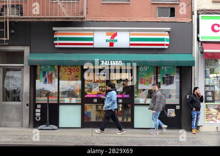 7-Eleven, 302 8ème Avenue, New York, NY. Façade d'un magasin de proximité dans le quartier Chelsea de Manhattan. Banque D'Images