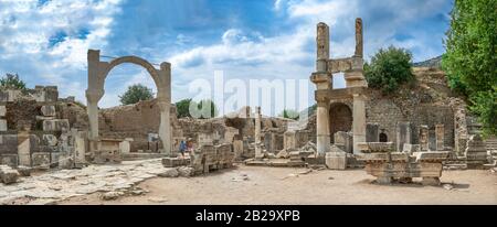 Ephèse, Turquie – 07.17.2019. Ruines de la place Domitienne et du temple de Domitian dans la ville antique d'Éphèse, Turquie, lors d'une journée d'été ensoleillée Banque D'Images