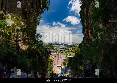 Vue sur la ville depuis le sommet des grottes de Batu à Kuala Lumpur, en Malaisie Banque D'Images