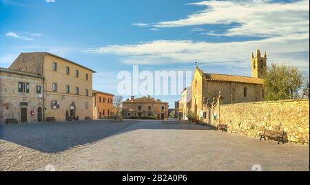 Place principale à Monteriggioni médiévale fortifiée sur la route de la via francigena, Sienne, Toscane. Italie Europe. Banque D'Images