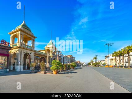 Célèbre Passeggiata a mare, promenade de sentier en bord de mer à Viareggio, Versilia, Lucca Toscane, Italie Europe. Banque D'Images