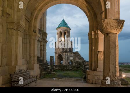 Clocher lumineux de la cathédrale Bagrati à travers l'arche. Géorgie, Kutaisi. La décoration des colonnes d'arche est bien vue. Banque D'Images