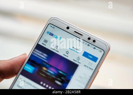 SBI CARDS IPO fond. Gros plan d'une personne utilisant un smartphone pour ouvrir le site Web SBI Cards & Payment Services. Concept de banque en ligne, sans argent Banque D'Images