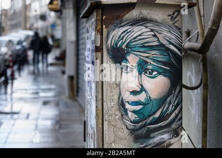 Art de rue d'un garçon arabe vêtu de robes de désert sur le côté d'une armoire de rue, Istanbul, Turquie Banque D'Images