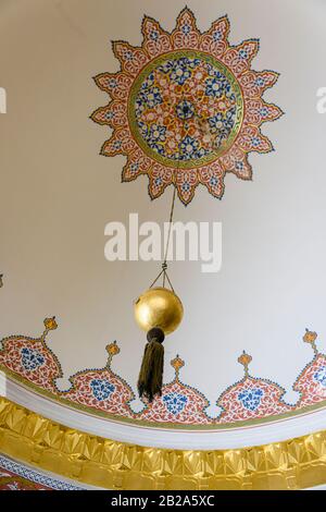 Lanterne traditionnelle en laiton suspendue à un plafond peint orné au musée du palais de Topkapi, Istanbul, Turquie Banque D'Images