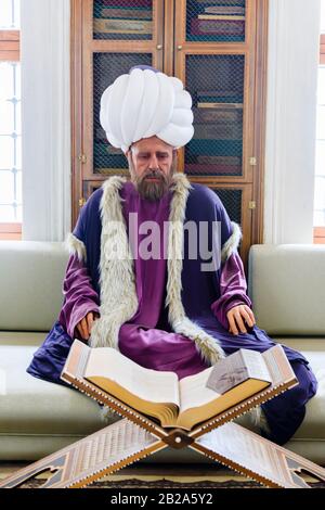 Mannequin d'un Imam lisant un Coran dans la bibliothèque du musée du Palais de Topkapi, Istanbul, Turquie Banque D'Images