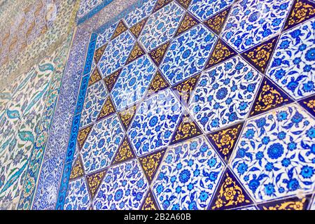 Carreaux muraux en céramique ornementé au musée du palais de Topkapi, Istanbul, Turquie Banque D'Images