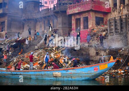 Les obsèques pyres au ghat de manikarnika tôt le matin. Varanasi, Inde Banque D'Images