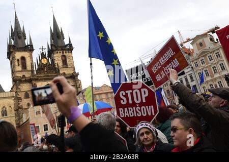 Prague, République Tchèque. 01 mars 2020. Des milliers de personnes ont assisté à un rassemblement de protestation organisé par Le Mouvement Des Millions De Moments pour la démocratie en réaction à l'élection récente du nouveau médiateur Stanislav Krecek à Prague, en République tchèque, le 1er mars 2020. Crédit: Roman Vondous/Ctk Photo/Alay Live News Banque D'Images