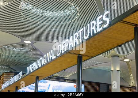 Connectez-Vous En Turc Et En Anglais Pour Les Départs Internationaux, L'Aéroport International D'Istanbul, Turquie Banque D'Images