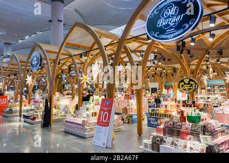 Boutique de souvenirs à la zone hors taxes de l'aéroport international d'Istanbul, Istanbul, Turquie Banque D'Images