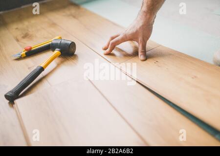 Artisan qualifié - parquet - plancher flottant Banque D'Images