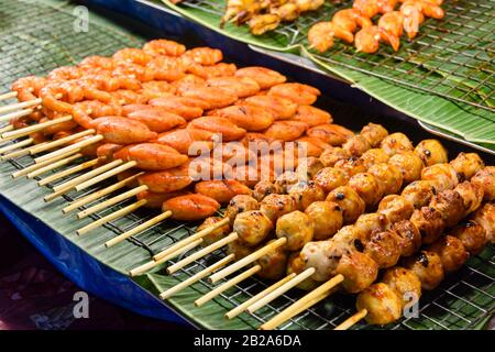 Brochettes de Porto et de poulet en vente dans un étalage de restauration de rue, Bangkok, Thaïlande Banque D'Images