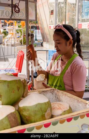 Une femme sert de la noix de coco dans un stand de rue, Khaosan Road, Bangkok, Thaïlande Banque D'Images