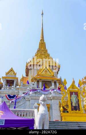 Toit doré orné à Wat Songkhram, Bangkok, Thaïlande Banque D'Images