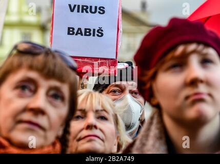 Prague, République Tchèque. 01 mars 2020. Des milliers de personnes ont assisté à un rassemblement de protestation organisé par Le Mouvement Des Millions De Moments pour la démocratie en réaction à l'élection récente du nouveau médiateur Stanislav Krecek à Prague, en République tchèque, le 1er mars 2020. Crédit: Roman Vondous/Ctk Photo/Alay Live News Banque D'Images