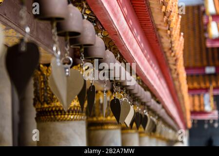 Cloches en fonte des vents carillons à l'extérieur de Wat Benchamabophit (le temple de marbre), Bangkok, Thaïlande Banque D'Images
