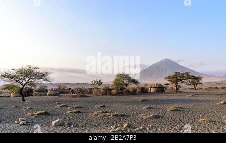 Village de Maasai en face De L'Ol Doinyo Lengai vulcano près du lac Natron, Afrique de l'est, août 2017, Tanzanie du Nord Banque D'Images