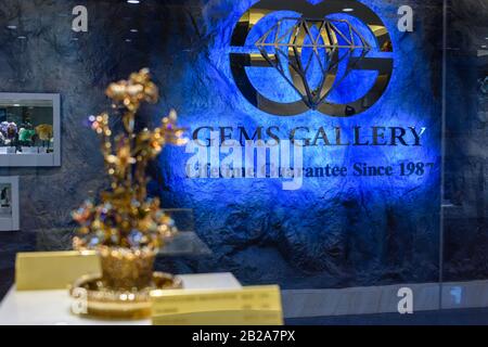 Ornement d'or et de diamant dans un coffret à l'usine de diamants Gems Gallery, Bangkok, Thaïlande Banque D'Images