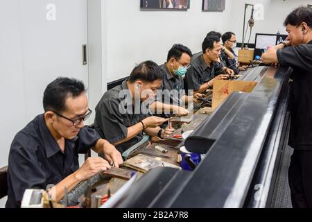 Hommes travaillant dans une usine de diamants, Bangkok, Thaïlande. Banque D'Images