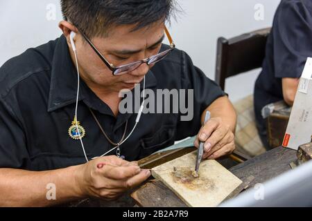 Homme travaillant dans une usine de diamants, Bangkok, Thaïlande. Banque D'Images