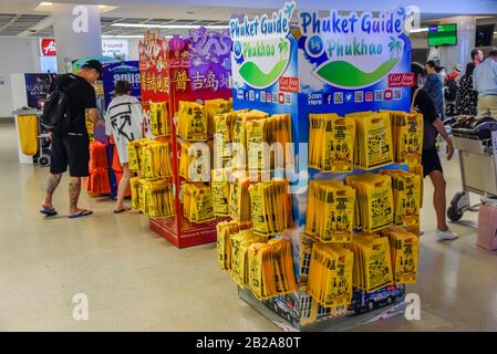 Sacs de transport contenant des informations et des bons pour les visites d'arrivée, Phuket, Thaïlande. Banque D'Images