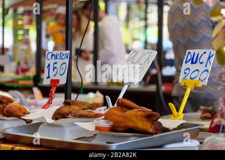 Poulet et canard cuits à la vente sur un marché alimentaire de rue, Thaïlande. Banque D'Images