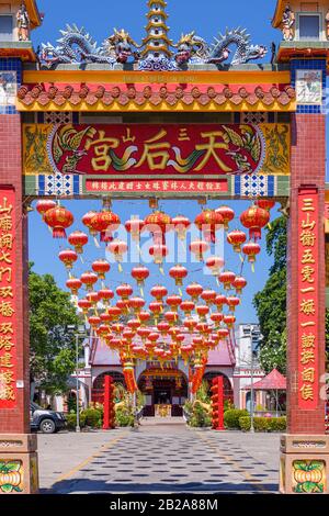 Arche et décorations lanternes chinoises traditionnelles pour célébrer le nouvel an lunaire chinois, Thaïlande Banque D'Images