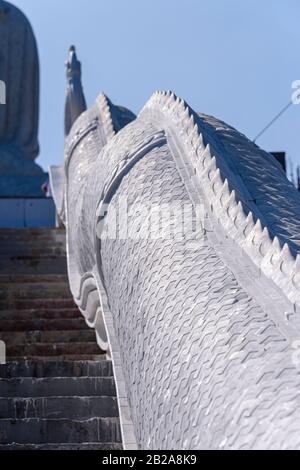 Serpent recouvert de marbre qui s'agitent jusqu'au Grand Bouddha, ou au Grand Bouddha de Phuket, Thaïlande. Banque D'Images