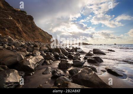 Plage de Stony de Tenerife avec un ciel spectaculaire avant le coucher du soleil Banque D'Images