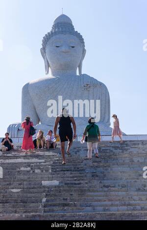 Les touristes grimpent sur les marches jusqu'au Grand Bouddha en marbre, ou Au Grand Bouddha de Phuket, une statue de Bouddha Maravija assise à Phuket, en Thaïlande. Banque D'Images