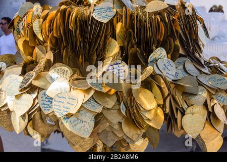 Messages de paix et d'amour écrits sur des coeurs de bronze au Grand Bouddha, Phuket, Thaïlande Banque D'Images