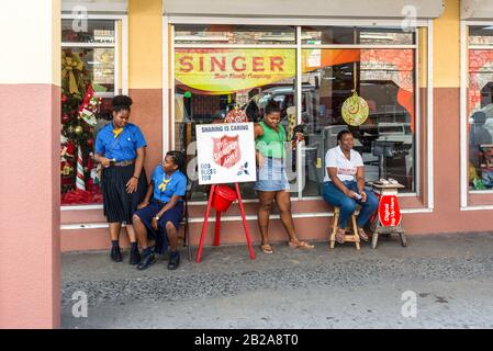 Kingstown, Saint-Vincent-et-les Grenadines - 19 décembre 2018 : les soldats de l'Armée du Salut (organisation chrétienne) rencontrent des touristes dans le Kingstown c Banque D'Images