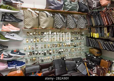 L'une des « chambres à l'arrière », la vente de faux produits de marque contrefaits, y compris des sacs à main, des lunettes de soleil et des montres, Patong, Phuket, Thaïlande Banque D'Images